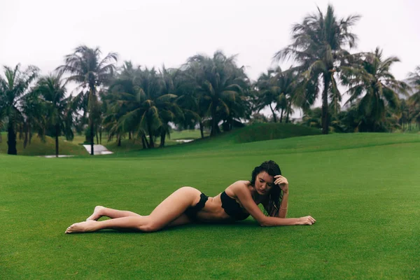Slim Athletic Girl Elegant Figure Pumped Press Lies Green Grass — Stock Photo, Image