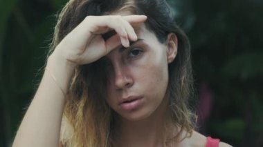 Kısa siyah saçlı ve kahverengi adamdaki mermi, bir genç çekici kızlar yüzle kırpılmış bir çerçeve bir close-up alnında elini tutar, Güneş, Rüzgar, yavaş hareket resmini kolayca çığlık atıyor