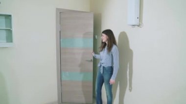 Yavaş yavaş bir genç kız bir resepsiyon bir diş hekimi ile çekim, diş sandalyeye oturdu ofise geldi. Doktor dişçi ofisinde hasta alır, bir anlık diş gösterir