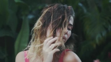 Seksi parlak Avrupa modeli pozlar ağır çekimde kamera ikindilerde görünüyor kahverengi gözlü düzeltiyor tek elle bir tarafta saç