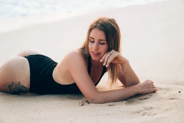 Close Girl Sunbathing Beach Lies Her Stomach Shows Her Beautiful — Stock Photo, Image