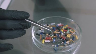 Kırpılan çerçeve Close-up püskürtme-matkaplar üzerinde matkap ile bir kase değil. Steril eldiven diş hekimi uygun bir tatbikat dikkatlice seçer, cımbızla ayıklar, inceliyor ve dikkatle döner