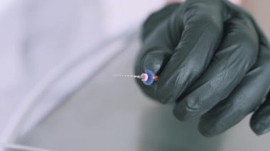 yakın çekim ağır çekim shot Tıbbi Medikal eldiven bir doktor için matkap diş birimi yakından bakar. Cihazın içinde dönüyor. Tıp, sağlık ve diş tedavisi kavramı.