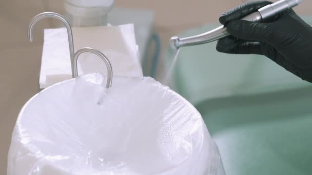 Un travail à grande échelle d'une pièce à main dentaire est une astuce dentaire médicale pendant l'approvisionnement en eau. Le concept d'équipement pour la dentisterie, les dispositifs médicaux, le traitement dentaire, le dentiste, les personnes — Video