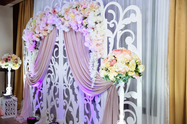 Decorazioni nuziali, decorazione ad arco nuziale, idee per decorare un matrimonio, decorazione con peonie . — Foto Stock