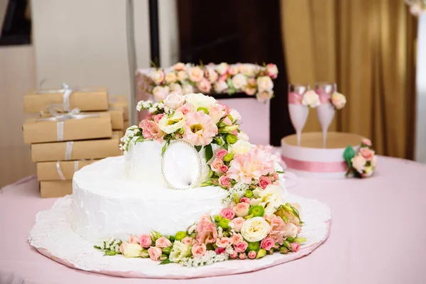 Närbild foto av en bröllopstårta dekorerad med färska blommor, bröllop bord, dessert, idéer för att fira ett bröllop, ett kök. — Stockfoto