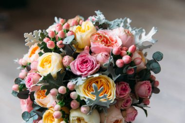 Parlak güzel gelin gelin buketi, Close-up çim ve iğne ile dekore edilmiş, bir çiçek bir buket nişan altın yüzük yalan.