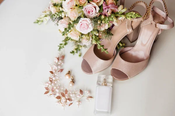 Flatley foto beige sandalen, inschrijving bruids bruids boeket, haar decoraties zijn neergelegd op een lichte geïsoleerde oppervlak. Copyspace. — Stockfoto