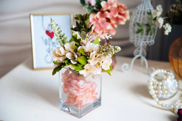 Trouwringen wit en geel goud liggen samen op een tak van een bloem. Bruiden kamer op de huwelijksdag, bloemen, ornamenten. — Stockfoto