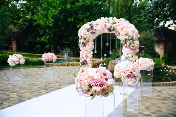 O conceito de decoração de casamento, decoração de rua, arco de casamento decora-se com flores - peônias rosa e brancas. Dia do casamento, local da cerimônia para a noiva e o noivo, decoração, flores, floristas . — Fotografia de Stock