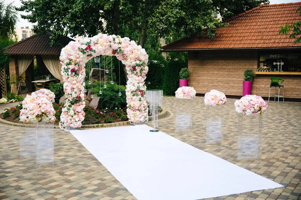 O conceito de decoração de casamento, decoração de rua, arco de casamento decora-se com flores - peônias rosa e brancas. Dia do casamento, local da cerimônia para a noiva e o noivo, decoração, flores, floristas . — Fotografia de Stock