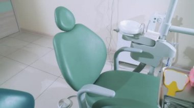 Hastanede diş hekimleri ofiste çekim Steadikam. Hasta sandalye ve matkap. Tıbbi cihazlar, stomatology, diş hekimliği, hastane, diş hekimliği için aygıt donatım kavramı