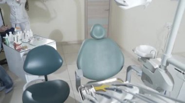Yavaş hareket tıbbi diş ofis çekim diş tedavisi ve hasta kabul için özel ekipman bulunuyor. Bormachine, arabaları, diş sandalye