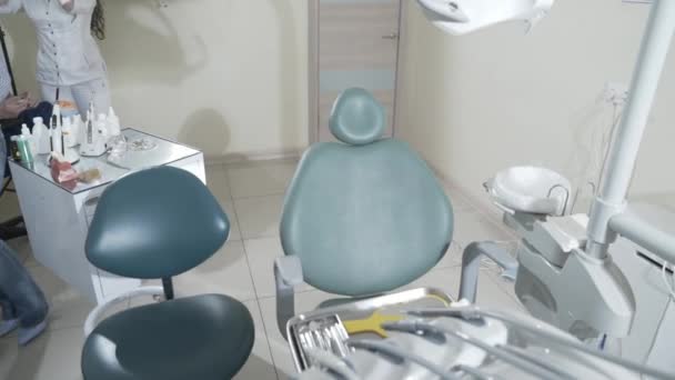 Scatto al rallentatore Lo studio medico dentale è dotato di attrezzature specializzate per il trattamento dentale e l'ammissione del paziente. Bormachine, carrelli, sedia dentale — Video Stock