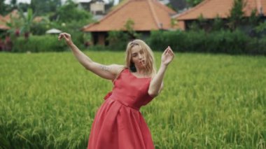 Gizleme ve kötü bir şey gizleme ve onu spor silah ve zarif, uzun beyaz saçlı kaçınarak, kaçmak gibi danstır yavaş hareket, kırmızı uzun elbiseli bir genç kız. Duygusal dans kavramı