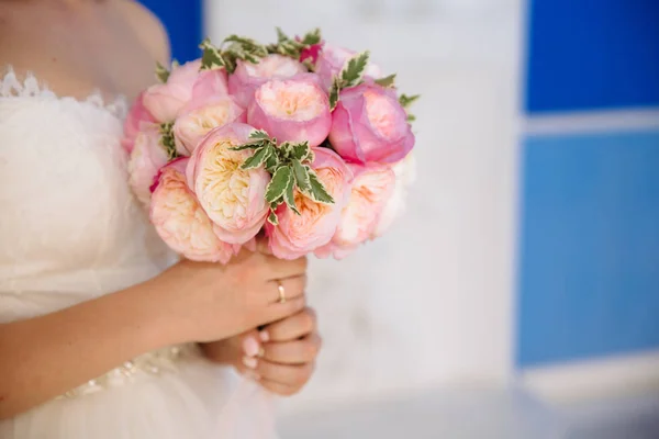 Detail oříznutého svatba rámu je nabídka kytici růží v rukou nevěsty. Dívka ve svatebních šatech drží květiny. — Stock fotografie