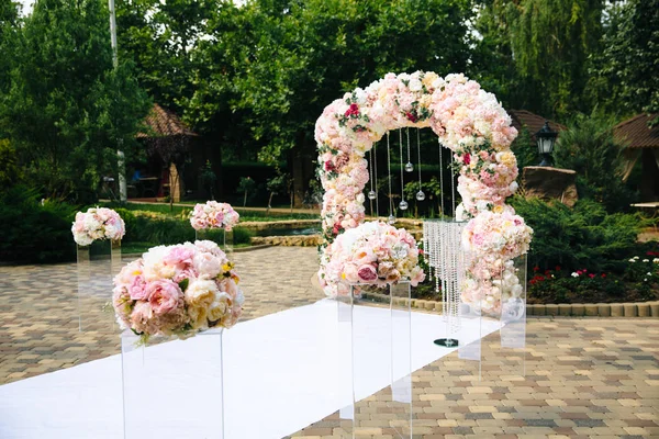 O conceito de decoração de casamento, decoração de rua, arco de casamento decora-se com flores - peônias rosa e brancas. Dia do casamento, local da cerimônia para a noiva e o noivo, decoração, flores, floristas . — Fotografia de Stock