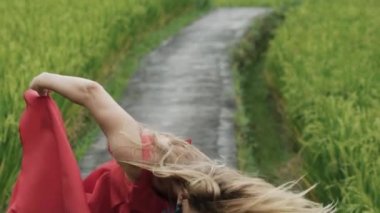 Kadın danslar bir duygusal ihale dans, onu dizlerinin için eğilir onun neşe gösterir, sonra o pes etmez ve devam ediyor fırtınası, onun kırmızı sarafan etek geliştirme gösterir