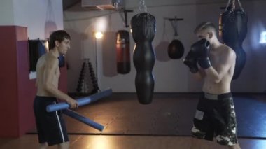 Çerçeve kırpılmış, atlet savaş için hazırlar. Koç boksör hız ve doğruluk etkisi ile çalışır. Eğitim, eldiven boks, boks armut boksör. Spor, güç, boks kavramı