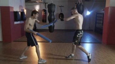Sporcular spor salonunda tren. Savaş için hazırlık boksör. Koç boksör hız ve doğruluk etkisi ile çalışır. Boksör eğitim, eldiven boks için strike test.