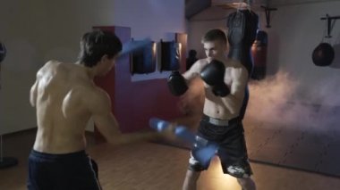çerçeve kırpılmış, antrenörü, boksör trenlerle yerine getiren hız ve doğruluk etkisi. Spor salonu boks, boks armut ve Ring arka planı sporcu eğitim.