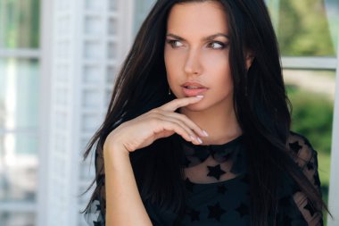 Kırpılan oynak çerçevesinin düşünceli bir kenara arıyorsunuz ki, hakkında bir şey çekici bir genç kızın yakın çekim. Avrupa bir görünüme sahip düşünceli bir kız yüzü.