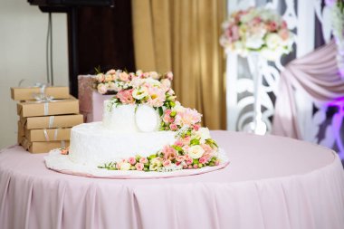 Yakın çekim fotoğraf düğün pastası dekore edilmiş taze çiçekler, Düğün masa, tatlı, bir düğün, bir mutfak kutlamak için fikirler ile.