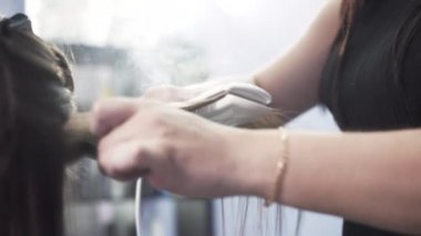 Kırpılan çerçeve saç tedavi prosedürü, düzleştirme keratin Close-up. Kuaför saç ısı ile kızın düzeltiyor, buhar gelen saç geliyor. Güzellik, saç bakımı kavramı.