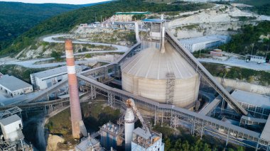Havadan görünümü çimento üretim tesisi. Fabrika, çelik borular, Devler binalara kavramı.