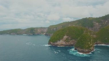 Yükseklikte bulutlar, hava görünümünü Kelingking Beach. Nusa Penida, Bali, Endonezya. Seyahat kavramı.