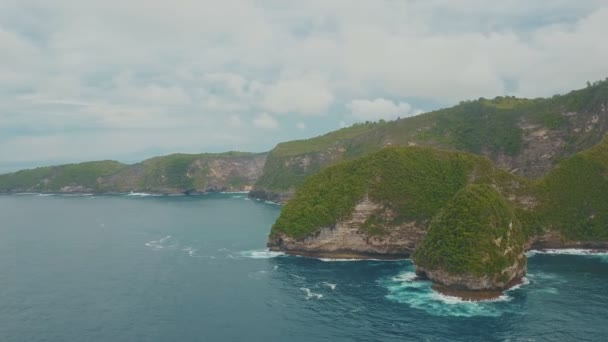 Yükseklikte bulutlar, hava görünümünü Kelingking Beach. Nusa Penida, Bali, Endonezya. Seyahat kavramı. — Stok video