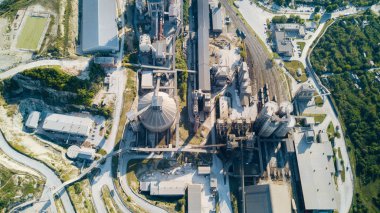 Havadan görünümü çimento üretim tesisi. Fabrika, çelik borular, Devler binalara kavramı.