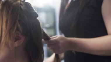 Kırpılan çerçeve saç tedavi prosedürü, düzleştirme keratin Close-up. Kuaför saç ayrılmaktadır istemcinin tarak, saç forseps ile hizalar. Güzellik, keratin, saç kavramı