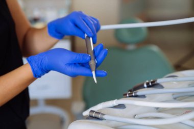 Yakın çekim dişçi doktor elinde Tıbbi donatımın. Diş Kliniği, sağlıklı kavramı.