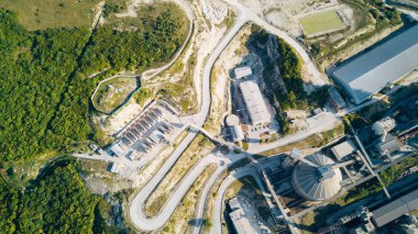 Havadan görünümü çimento üretim tesisi. Fabrika, çelik borular, Devler binalara kavramı.