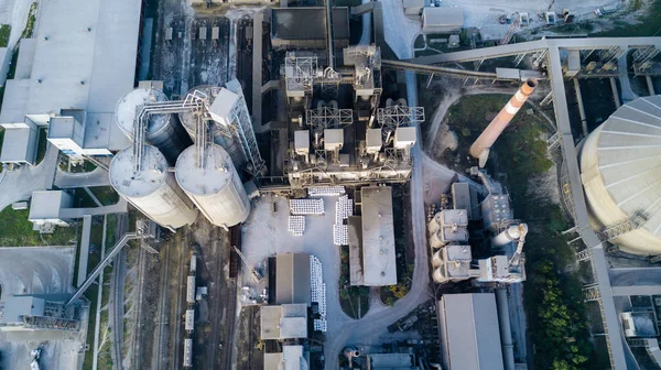 Vista aérea de la planta de fabricación de cemento. Concepto de edificios en la fábrica, tubos de acero, gigantes . —  Fotos de Stock