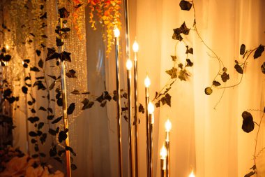 Bir düğün kutlama, aşık, dekorasyon, çiçek, kumaş kutlama kavramı. Yeni evliler tablo çiçekler, mumlar ve kumaşlar ile dekore edilmiştir.