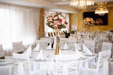 Sofra düğün, çiçekli temiz masa ve restoranda yemek yok, beyaz. Düğün veya parti süsleme kavramı.