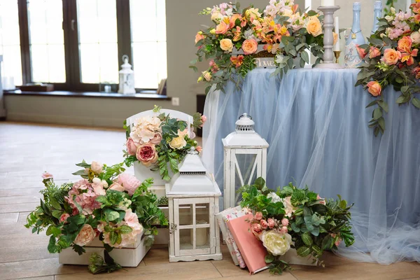 Tabellen over de nygifte er dekoreret med blomster, stearinlys og tekstiler. Begrebet en bryllupsfest, fest, fejring af elskere, indretning . - Stock-foto