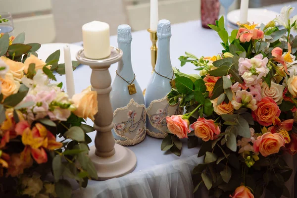 La table des jeunes mariés est décorée de fleurs, de bougies et de tissus. Concept d'une célébration de mariage, fête, célébration des amants, décor . — Photo