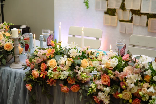 Il tavolo degli sposi è decorato con fiori, candele e tessuti. Concetto di una celebrazione nuziale, festa, celebrazione di amanti, arredamento . — Foto Stock