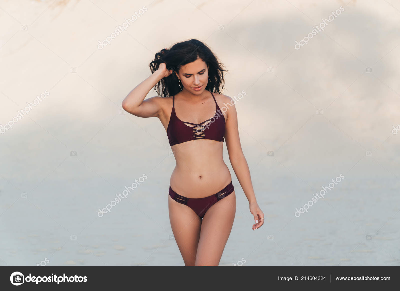 セクシーなスレンダー モデル白に沿って歩く砂浜 美しいスリムな姿を示して 風が吹く彼女の巻き毛 モデルはヨーロッパの外観には ビキニを身に着けています ストック写真 C Rmano Mail Ru