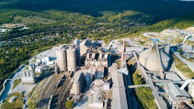 Havadan görünümü çimento üretim tesisi. Fabrika, çelik borular, Devler binalara kavramı.