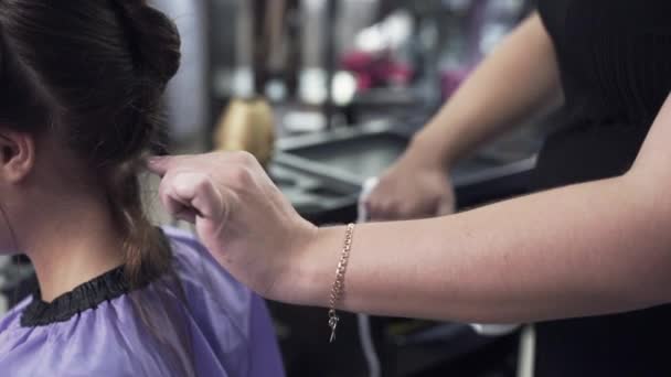 Медленная съемка крупным планом стилист стилист Steadikam уровни клиентов сухие волосы с кёрлингом утюг, расчесывает прядь волос после нанесения кератина . — стоковое видео