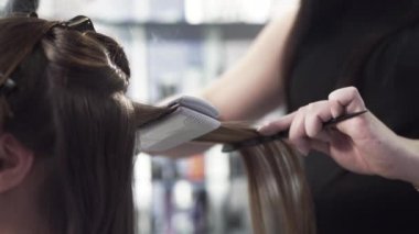 Kırpılan çerçeve saç tedavi prosedürü, düzleştirme keratin Close-up. Kuaför saç ayrılmaktadır istemcinin tarak, saç forseps ile hizalar. Güzellik, kavramı keratin