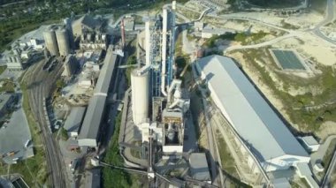 Havadan görünümü çimento fabrikası, büyük sanayi dağlarda bina. Sarnıçlar, borular, metal yapılar, beton üretim kavramı. Üstten görünüm.