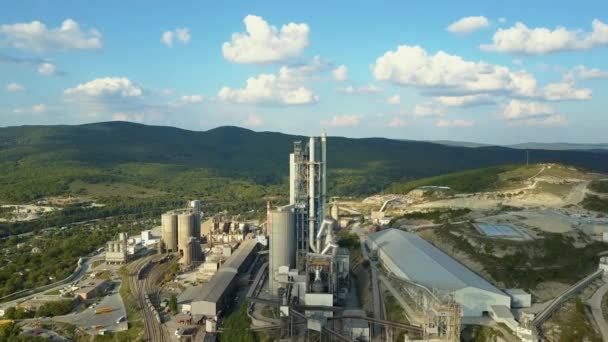 Vue aérienne de la cimenterie, grand bâtiment industriel dans les montagnes. Concept de citernes, tuyaux, structures métalliques, production de béton. Images de jour avec un beau ciel bleu . — Video