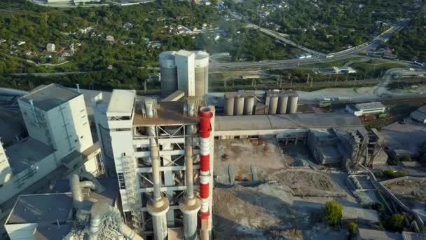 Luftaufnahme einer Zementfabrik, eines großen Industriegebäudes in den Bergen. Konzept der Zisternen, Rohre, Metallkonstruktionen, Betonproduktion. Ansicht von oben. — Stockvideo