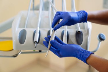 Yakın çekim dişçi doktor elinde Tıbbi donatımın. Diş Kliniği, sağlıklı kavramı.