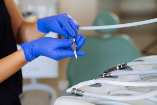 Equipamento médico de close-up de um dentista nas mãos de um médico. clínica odontológica, conceito de saudável . — Fotografia de Stock